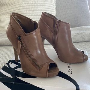 Nine West Side Zipper Peep Toe Leather Ankle Booties. Size 5.5.